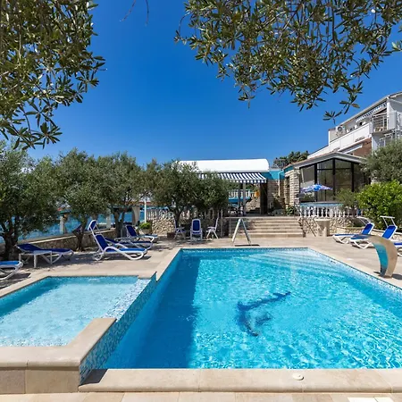 Family Resort Santa Maria - Happy Rentals Stara Novalja Exterior photo